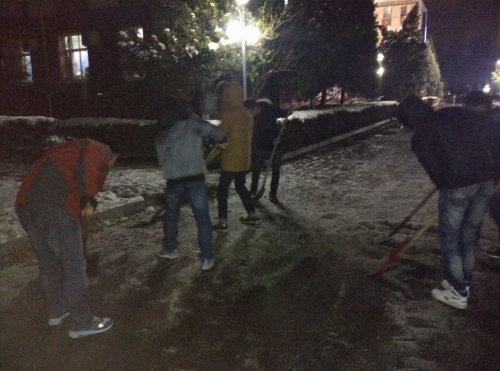 奋力扫雪的同学们