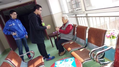 志愿者为老人端水