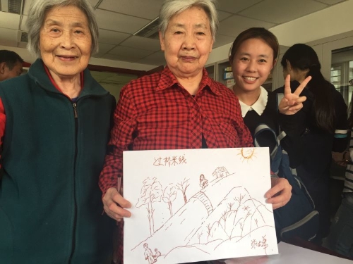 老人在展示自己的画作